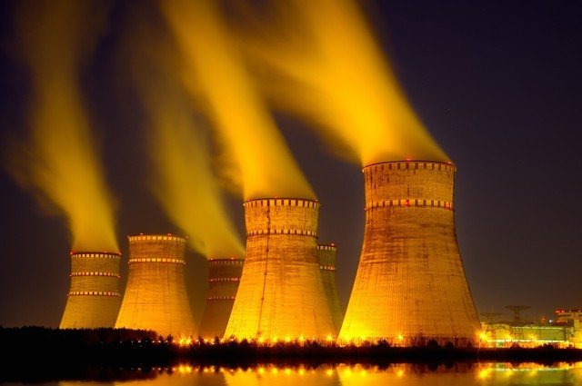Nukleáris erőmű - éjszakai felvétel