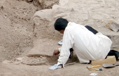 Óvatos kézzel: az indián régész római csontokat hoz felszínre