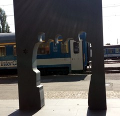 Holokauszt szobor a pécsi vasútállomáson.