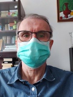 A szerző: Bognár László maszkkal védekezik a koronavírus ellen.